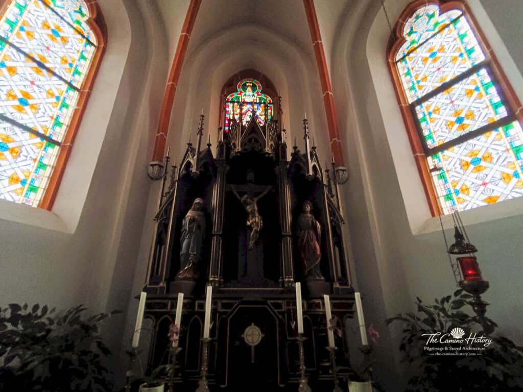 Neugotischer Hochaltar der Pfarrkirche St. Luzia in Löf