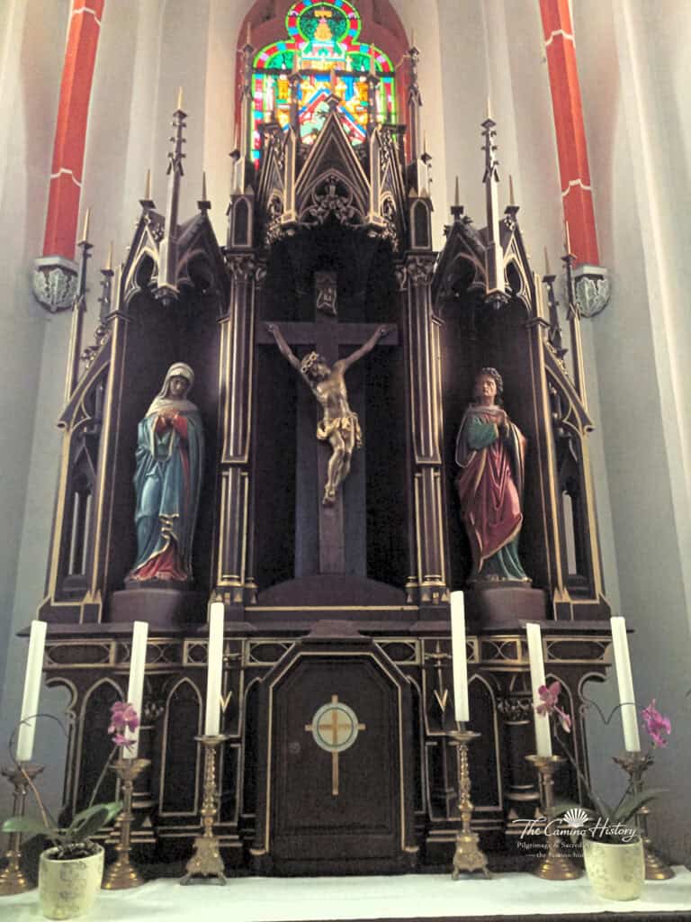 Neugotischer Hochaltar der Pfarrkirche St. Luzia in Löf
