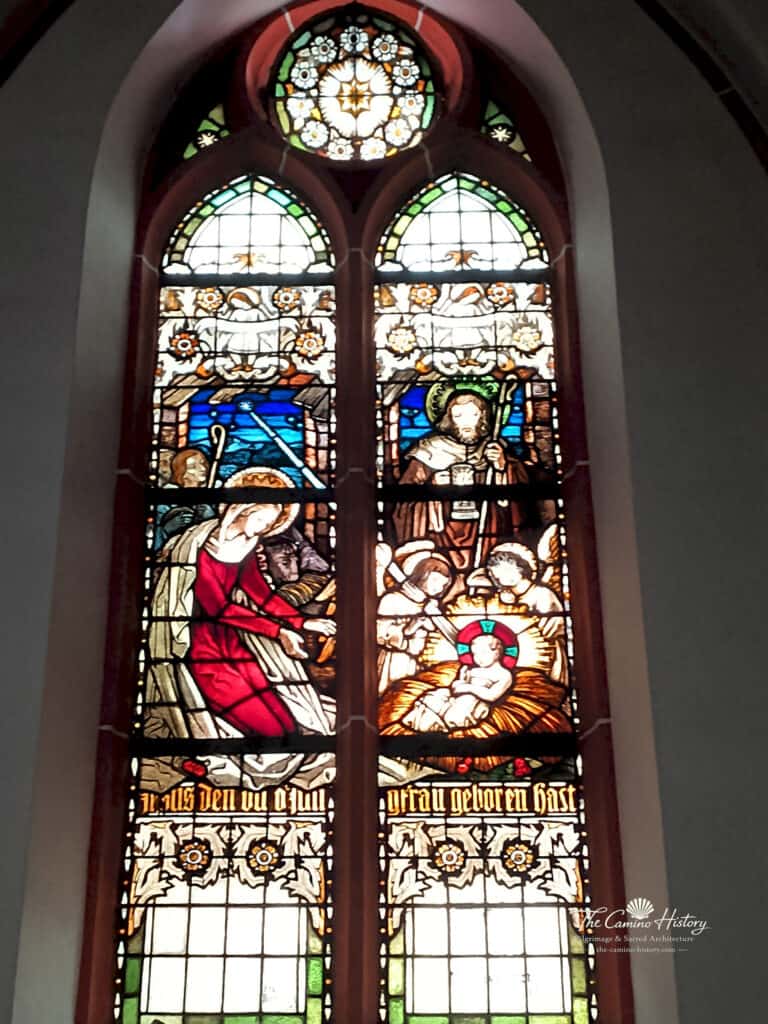 Kirchenfenster St. Luzia in Löf