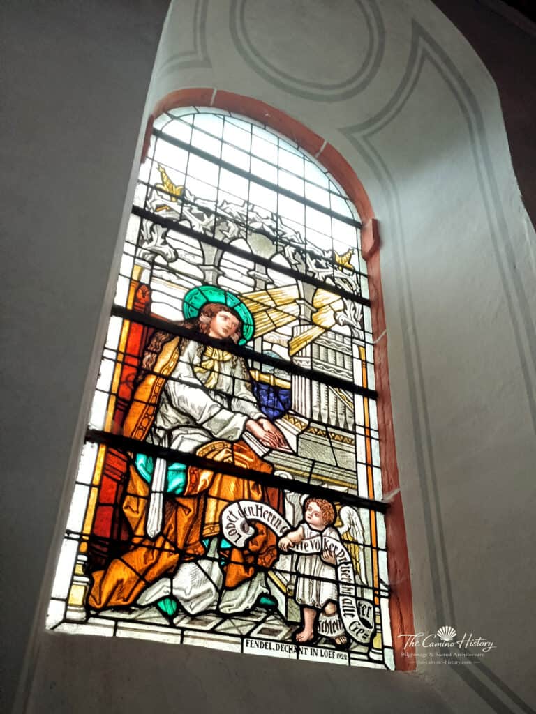 Kirchenfenster St. Luzia in Löf