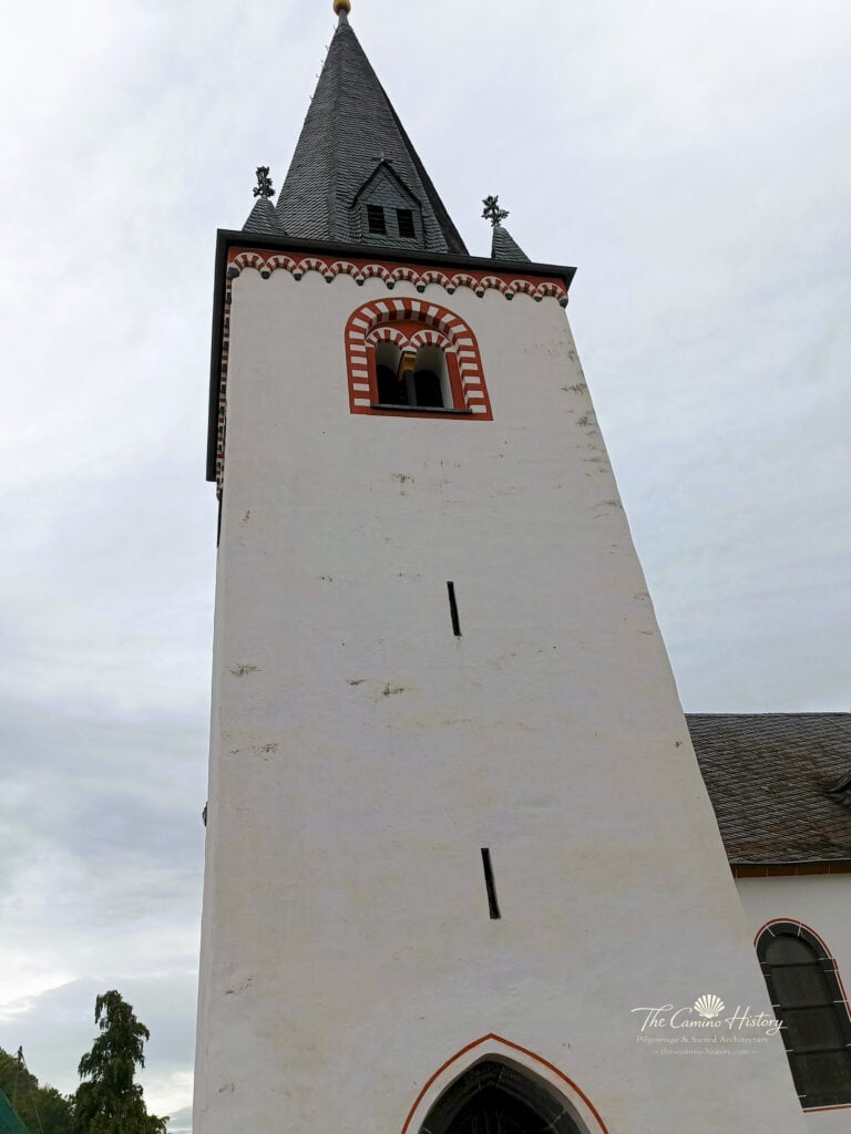 Der romanische Turm der Pfarrkirche St. Luzia in Löf mit seiner charakteristischen Architektur.