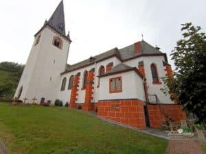 Die Pfarrkirche St. Luzia in Löf, eine Kombination aus gotischem und barockem Stil.