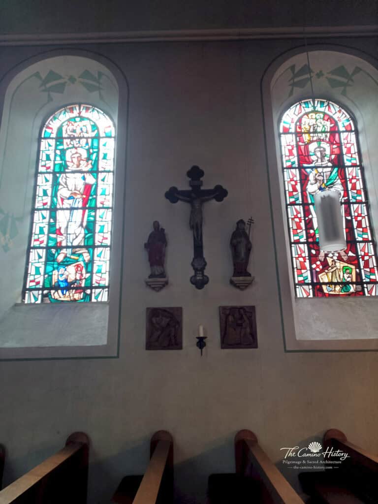 Missionskreuz mit zwei Statuen des hl. Apostels Matthias und des hl. Eucharius; darunter Kreuzwegreliefs von Silvio dell‘Antonio