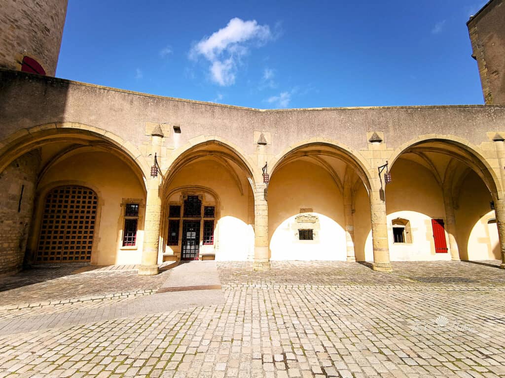 Tor der Deutschen – Innenbereich mit gotischen Elementen