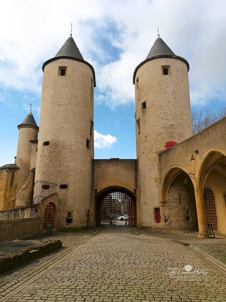 Tor der Deutschen – Blick auf die Wachtürme