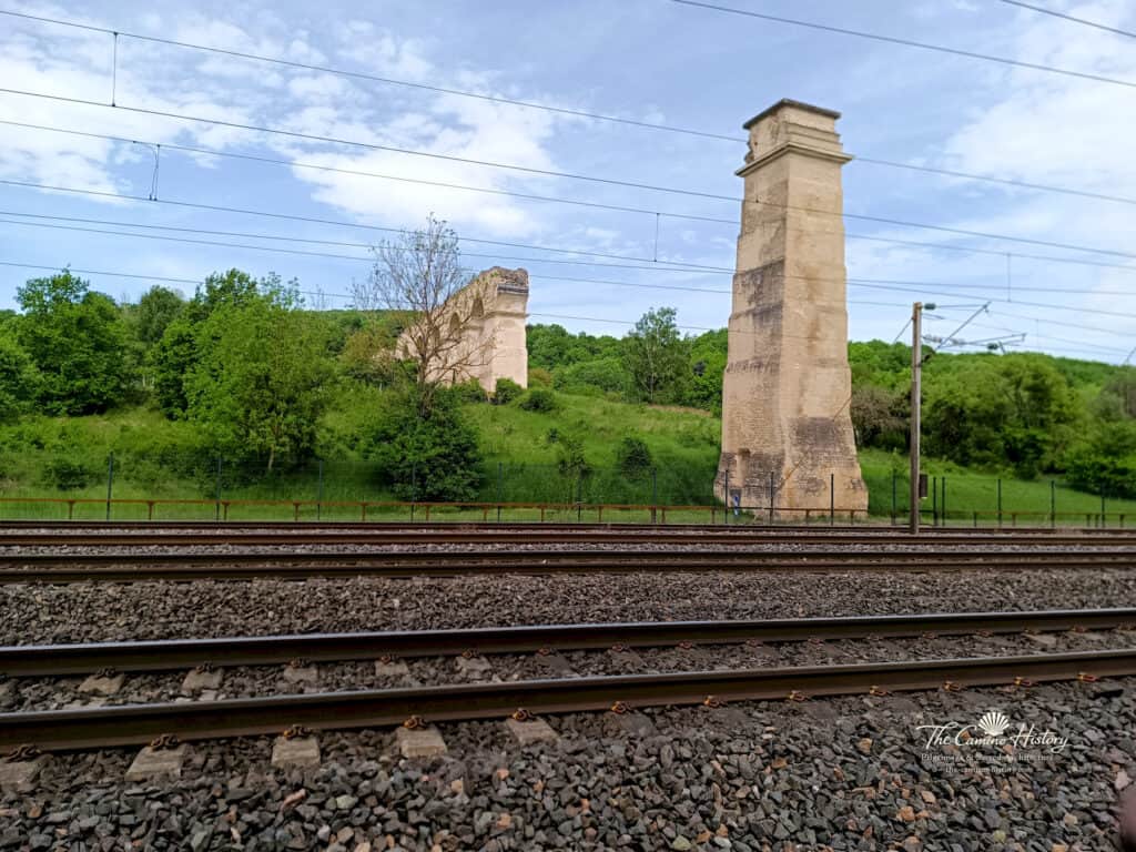 Aquädukt und Bahndamm – Antike und Moderne nebeneinander