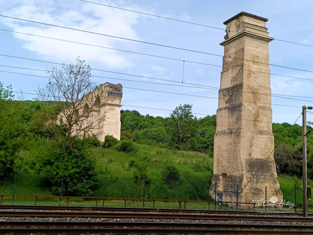 Ars-sur-Moselle – Römisches Aquädukt (Département Moselle) 90 Pfeilerreste des römischen Aquädukts am linken Moselufer