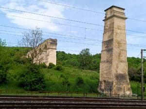 Pfeilerreste des römischen Aquädukts am linken Moselufer