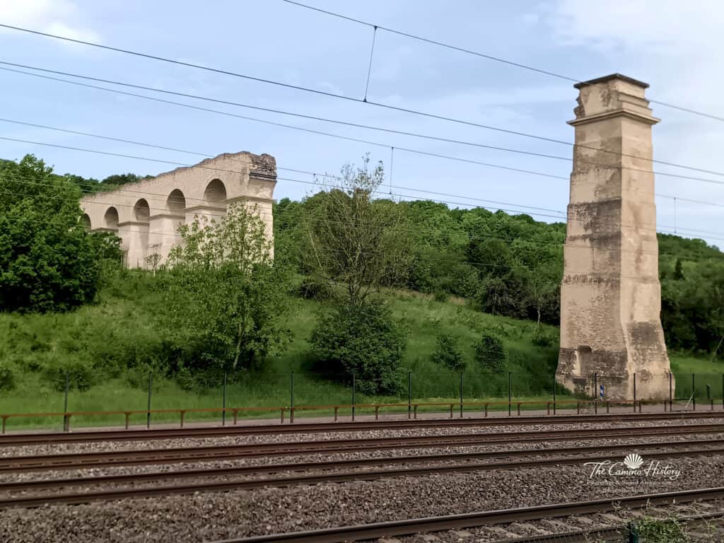 Arkadenabschnitt bei Ars-sur-Moselle – eindrucksvolles Zeugnis römischer Baukunst