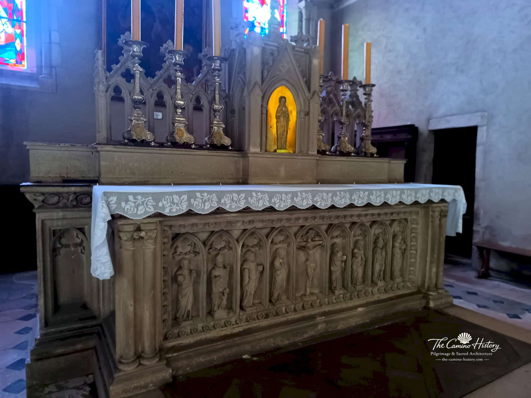 Steinerner Altar mit Relief an der Mensa in Église Saint-Pierre (Liverdun) – Fotoansicht 1.
