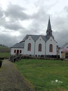 Blick auf die Westseite der Kirche