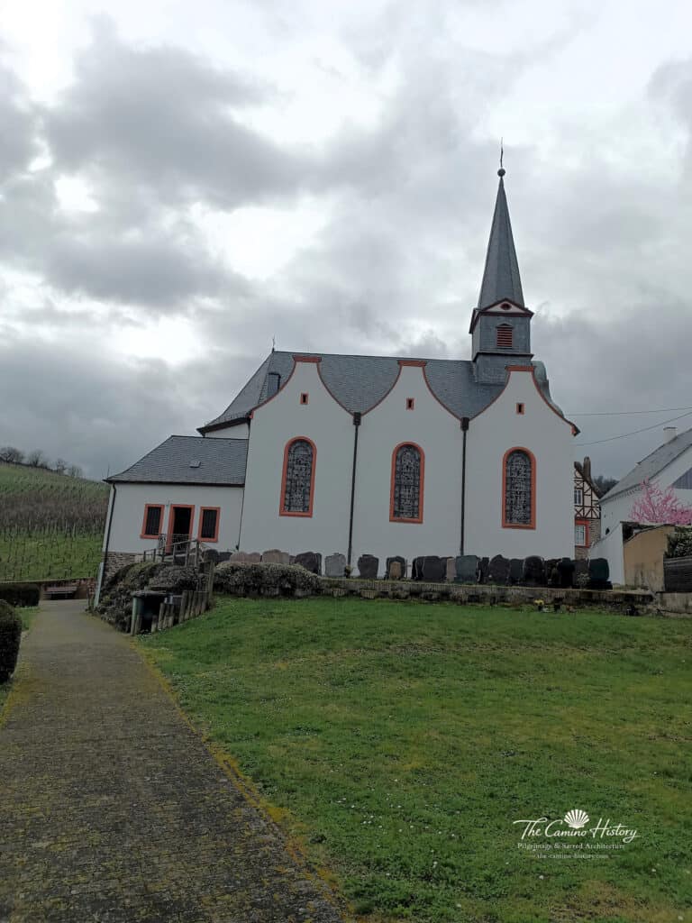 Blick auf die Westseite der Kirche
