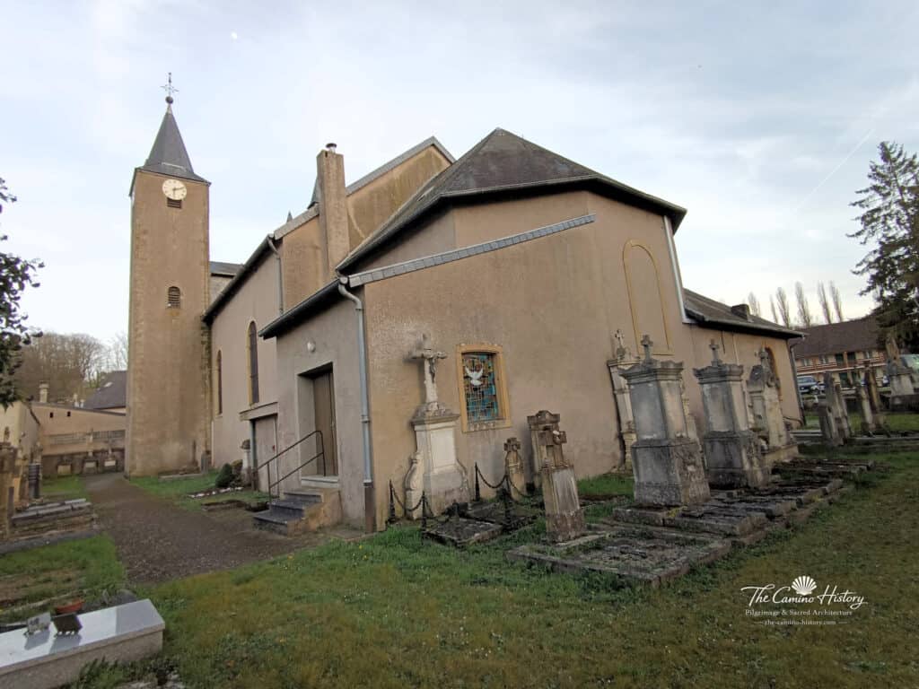 Blick auf die Rückseite der Kirche mit seinen wunderschönen Grabsteinen