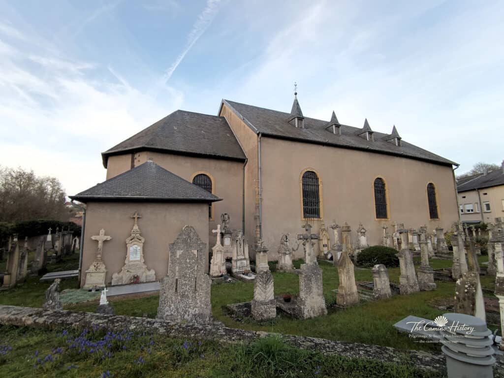 Die Église St Rémy mit angrenzendem Friedhof – ein Ort der Geschichte und Ruhe.