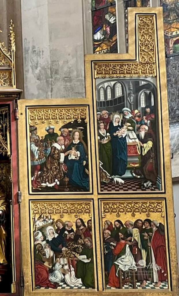 Dieses Bild zeigt den geöffneten rechten Flügel des Zwölf-Boten-Altars in der St. Jakobskirche in Rothenburg ob der Tauber. Die vier Bildtafeln stellen zentrale Szenen aus dem Leben Christi und der Jungfrau Maria dar: Anbetung der Heiligen Drei Könige: Die Weisen aus dem Morgenland huldigen dem neugeborenen Christus und bringen ihre Geschenke dar. Darbringung Christi im Tempel: Maria und Josef bringen das Jesuskind in den Tempel und treffen auf Simeon, der den Messias erkennt. Marientod (erste Tafel): Die Darstellung zeigt die Sterbeszene der Jungfrau Maria umgeben von den Aposteln. Marientod (zweite Tafel): Eine Fortsetzung der Szene des Todes Mariens mit weiteren Aposteln und Details der Abschiednahme. Die kunstvollen Darstellungen von Friedrich Herlin sind geprägt von intensiven Farben, detaillierten Figuren und prächtigen Goldverzierungen, die dem Werk eine feierliche Ausdruckskraft verleihen.