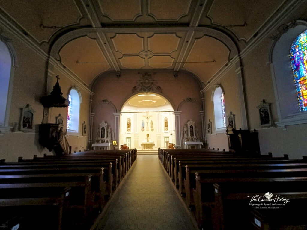 Blick durch das Kirchenschiff der Église St Rémy auf den Hauptaltar.