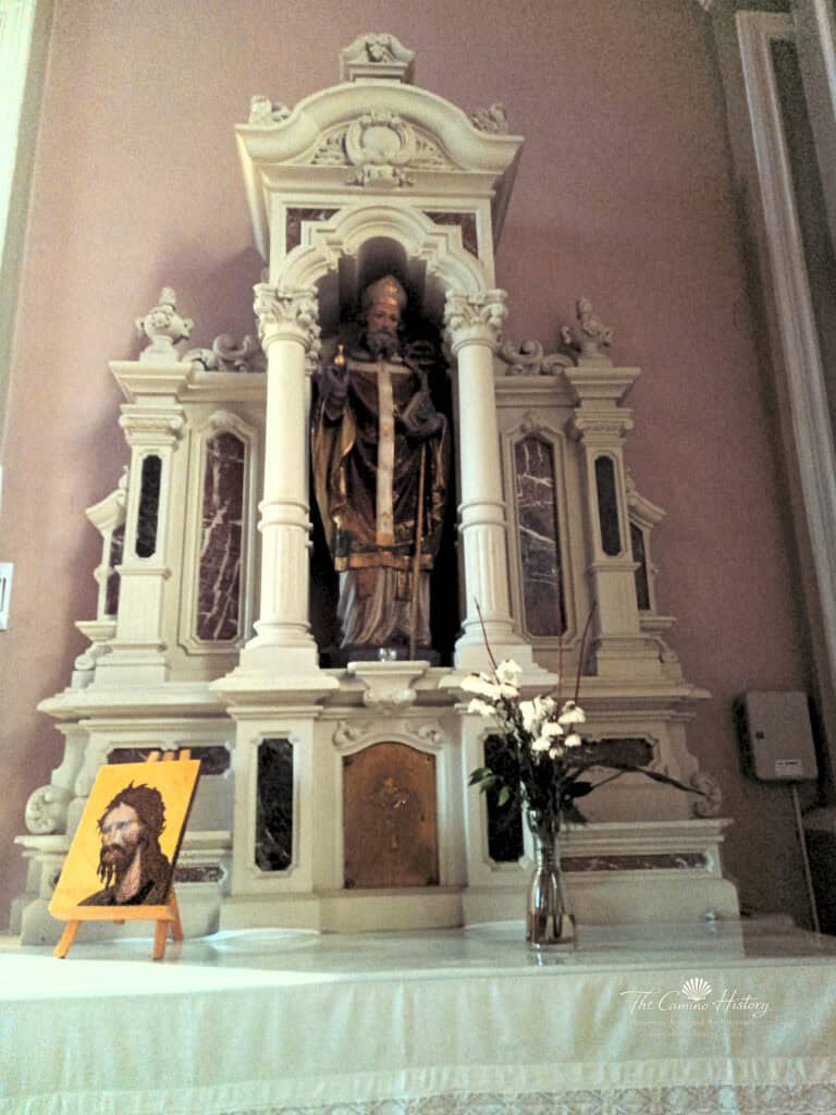 Der Seitenaltar in der Église St Rémy mit einer Darstellung des Heiligen Remigius und dem Salböl.