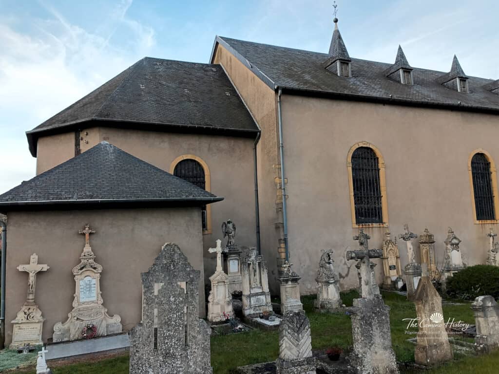 Historische Grabsteine und Denkmäler auf dem Friedhof der Église St Rémy in Kédange-sur-Canner.