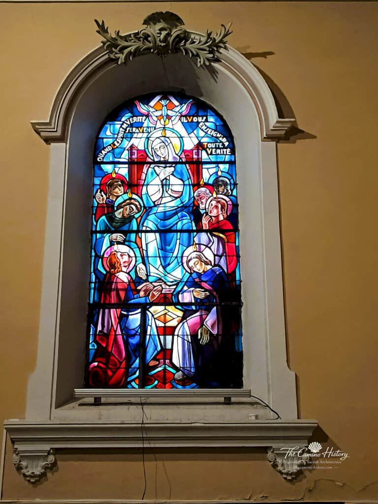 Statue der Heiligen Thérèse von Lisieux in der rechten Nische der Apsis