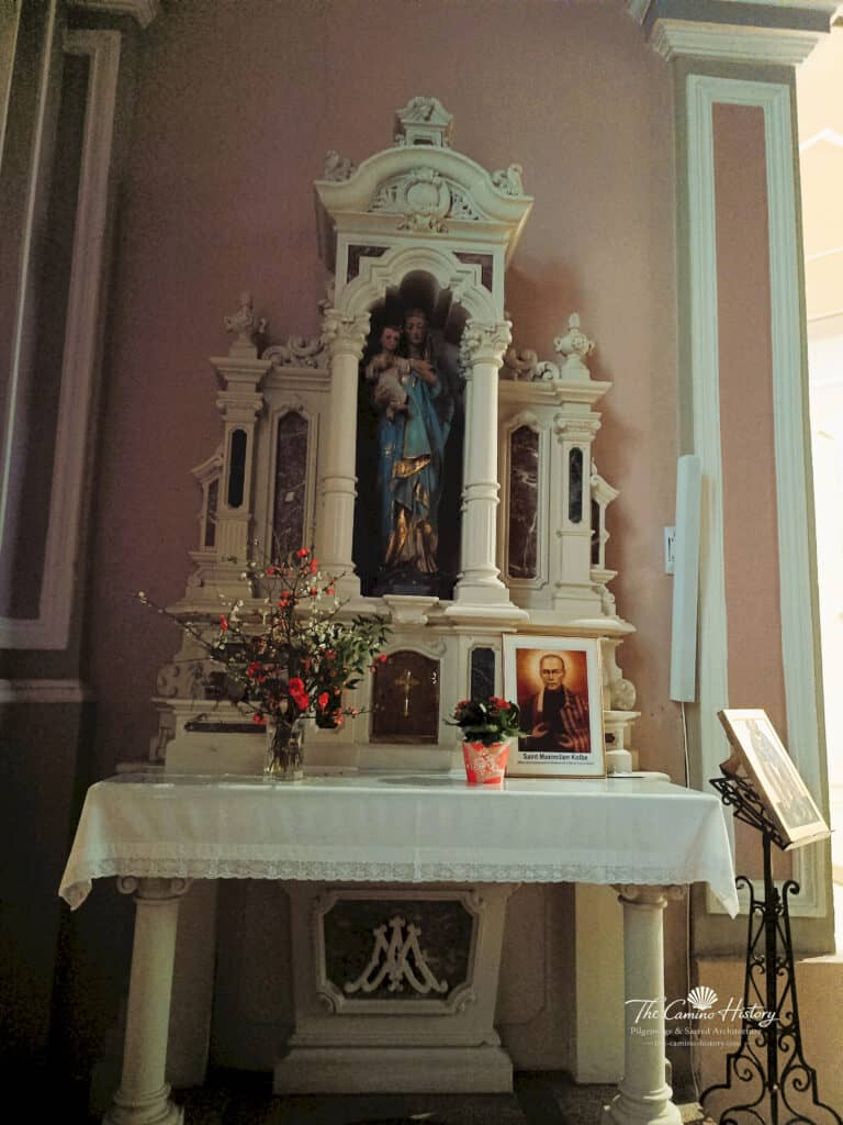 Dieser wunderschöne Seitenaltar ist der Gottesmutter Maria gewidmet, die hier in einer kunstvoll gestalteten Nische thront. Die feine Ausarbeitung der Statue und die liebevoll hinzugefügten Dekorationen unterstreichen die Verehrung der Gottesmutter. Der Altar ist ein wichtiges spirituelles Zentrum der Kirche.