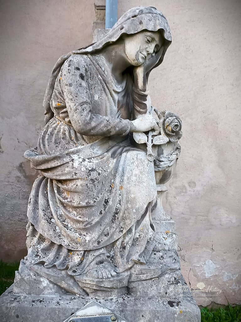 Die trauernde Frau – Ein kunstvoller Ausdruck von Verlust