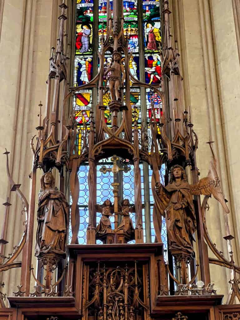 Die Heilig-Blut-Reliquie, eine bedeutende Reliquie aus dem Jahr 1270, ist der spirituelle Mittelpunkt des Heiligblut-Altars in der Kirche St. Jakob in Rothenburg ob der Tauber.