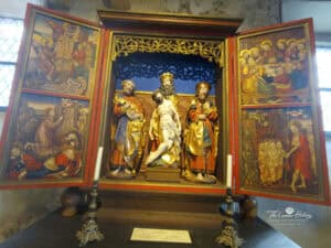 Gesamtansicht des spätgotischen Gnadenstuhlaltars in der Kirche St. Michael in Alken am Mosel-Camino.