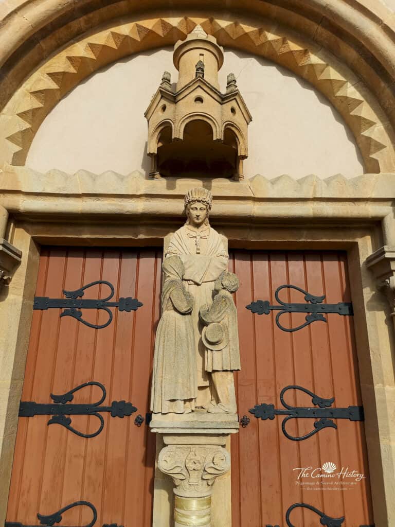Die „Schöne Dame“ mit Mélanie und Maximin – Statue an der Eingangstür der Kapelle Notre-Dame de La Salette in Vany.