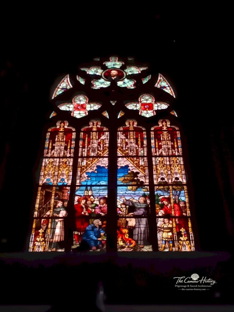 Historisches Glasfenster der Gedächtniskirche Speyer mit Martin Luther bei der Verbrennung der päpstlichen Bannandrohungsbulle