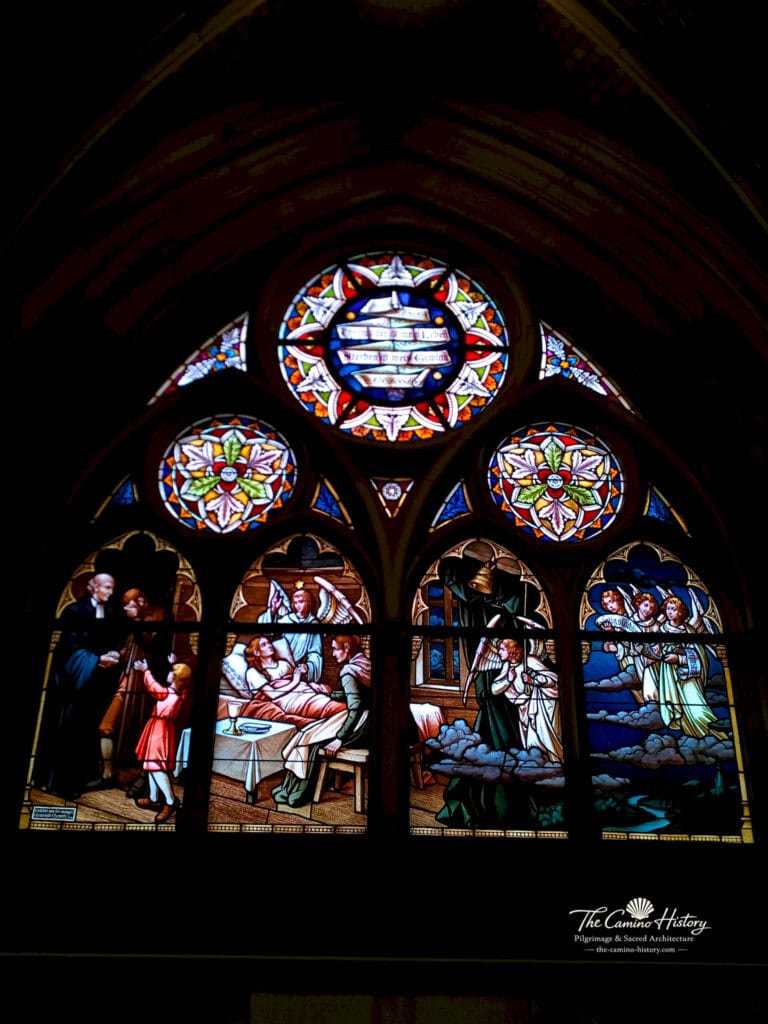 Historisches Glasfenster mit dem Sterbebett einer Christin in der Gedächtniskirche der Protestation in Speyer