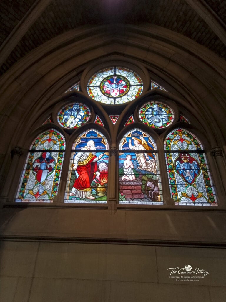 Historisches Glasfenster mit Abraham und Isaak bei der Opferung in der Gedächtniskirche der Protestation in Speyer