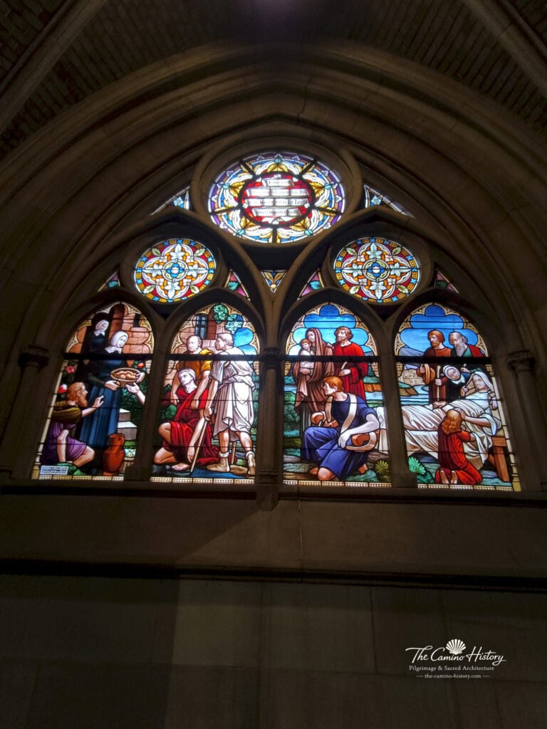 Historisches Glasfenster zum diakonischen Wirken und zur christlichen Nächstenliebe in der Gedächtniskirche der Protestation in Speyer