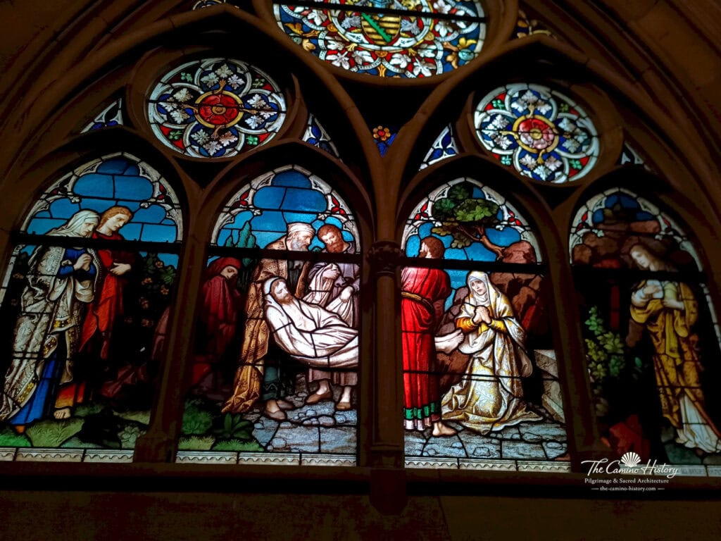 Historisches Glasfenster mit der Grablegung Jesu in der Gedächtniskirche der Protestation in Speyer