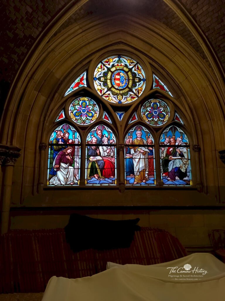 Historisches Glasfenster zur Ausgießung des Heiligen Geistes an Pfingsten in der Gedächtniskirche der Protestation in Speyer