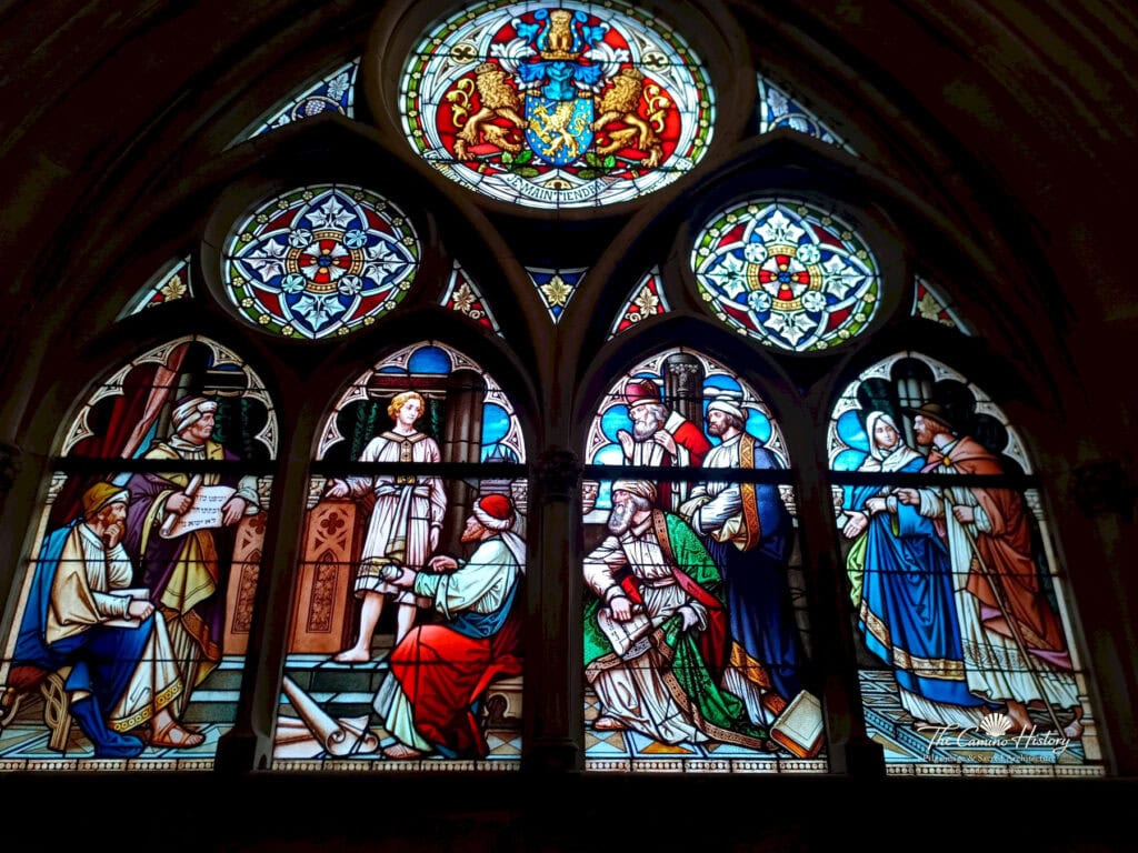 Historisches Glasfenster mit dem zwölfjährigen Jesus im Tempel in der Gedächtniskirche der Protestation in Speyer