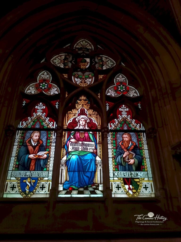 Historisches Glasfenster „Das bekennende Augsburg (1530)“ in der Gedächtniskirche der Protestation in Speyer