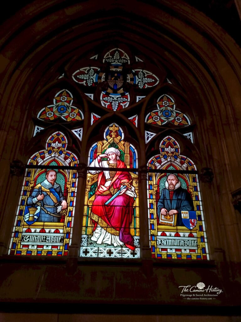 Historisches Glasfenster „Das trauernde Magdeburg (1631)“ in der Gedächtniskirche der Protestation in Speyer