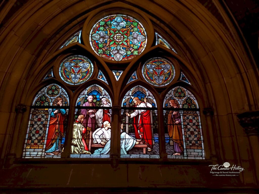 Historisches Glasfenster mit der Darstellung „Jesus heilt den Kranken am Teich Bethesda“ in der Gedächtniskirche Speyer