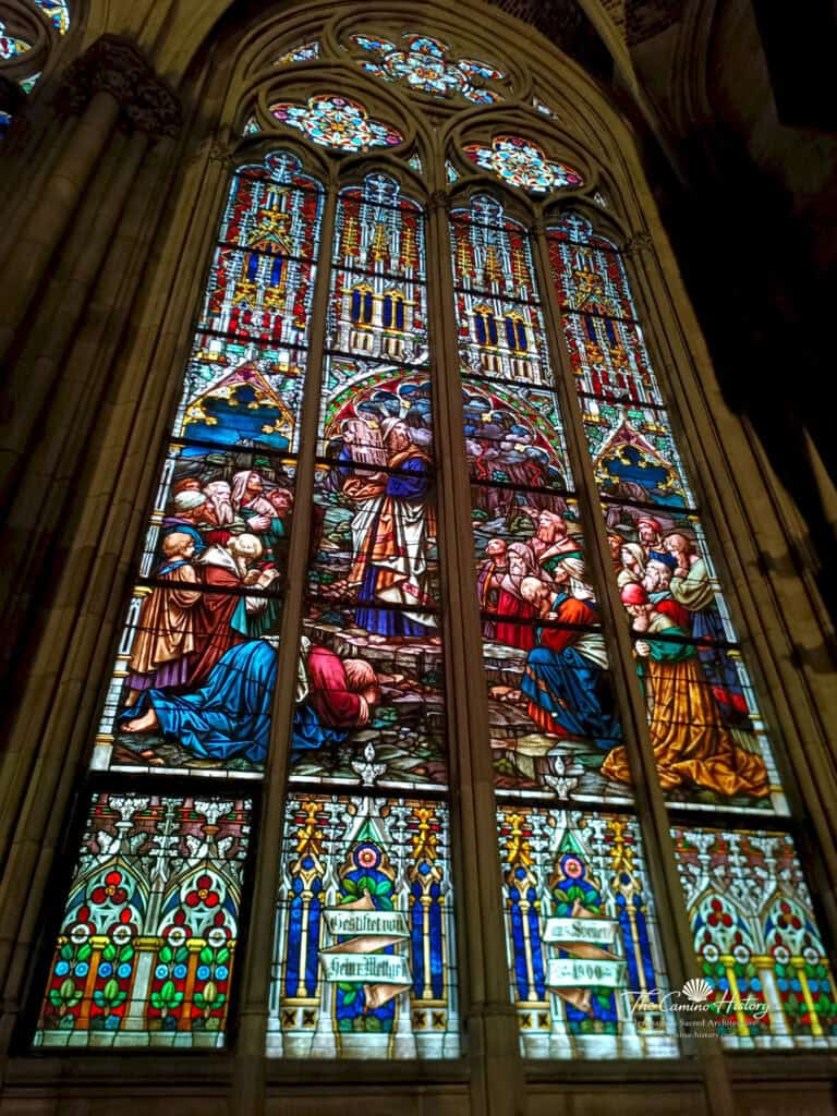 Glasfenster mit Moses und den 10 Geboten auf dem Sinai in der Gedächtniskirche Speyer