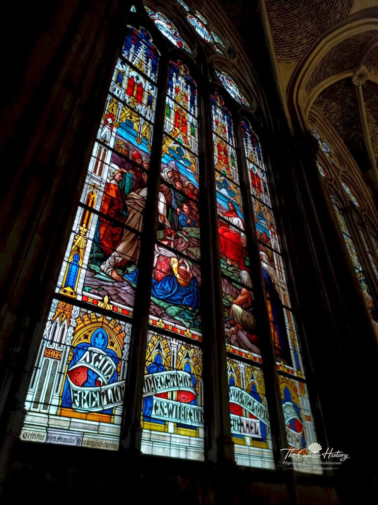 Glasfenster mit der Bergpredigt Jesu in der Gedächtniskirche Speyer