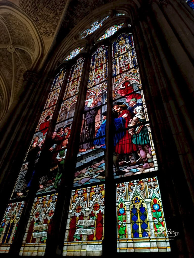 Glasfenster mit Luthers Thesenanschlag in Wittenberg 1517 in der Gedächtniskirche Speyer