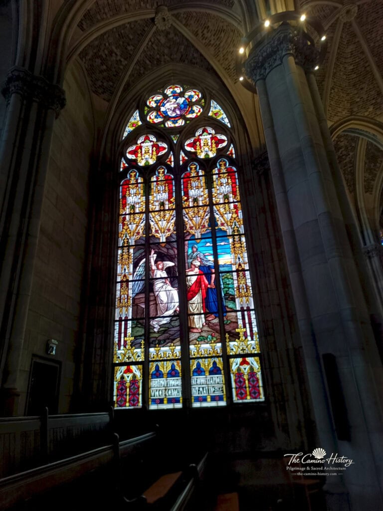 Glasfenster in der Gedächtniskirche Speyer mit der Darstellung des Ostermorgens: Engel und Frauen am leeren Grab Jesu.