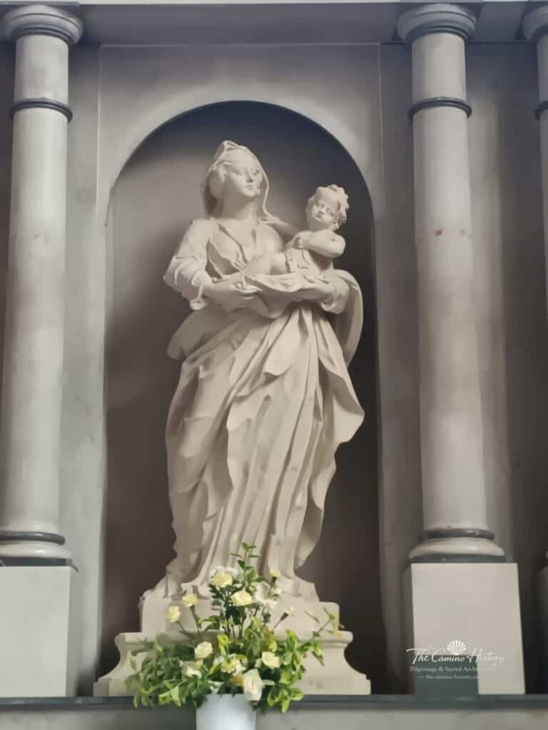 Statue der Jungfrau mit Kind