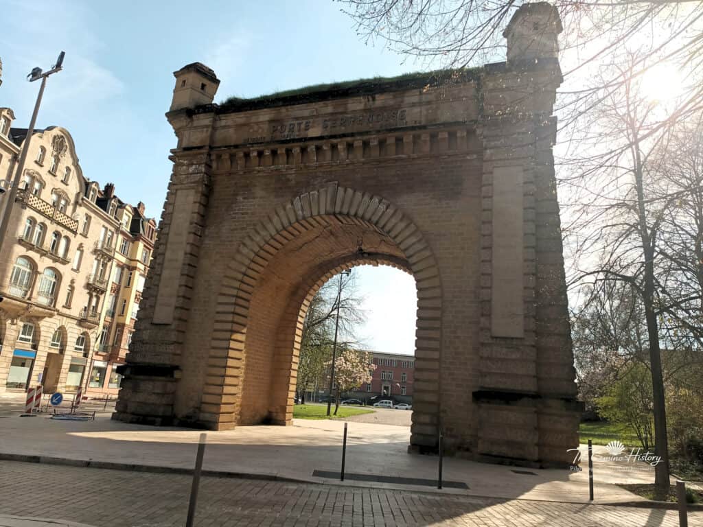 Porte Serpenoise in Metz – Nahaufnahme des Triumphbogens Wasserzeichen