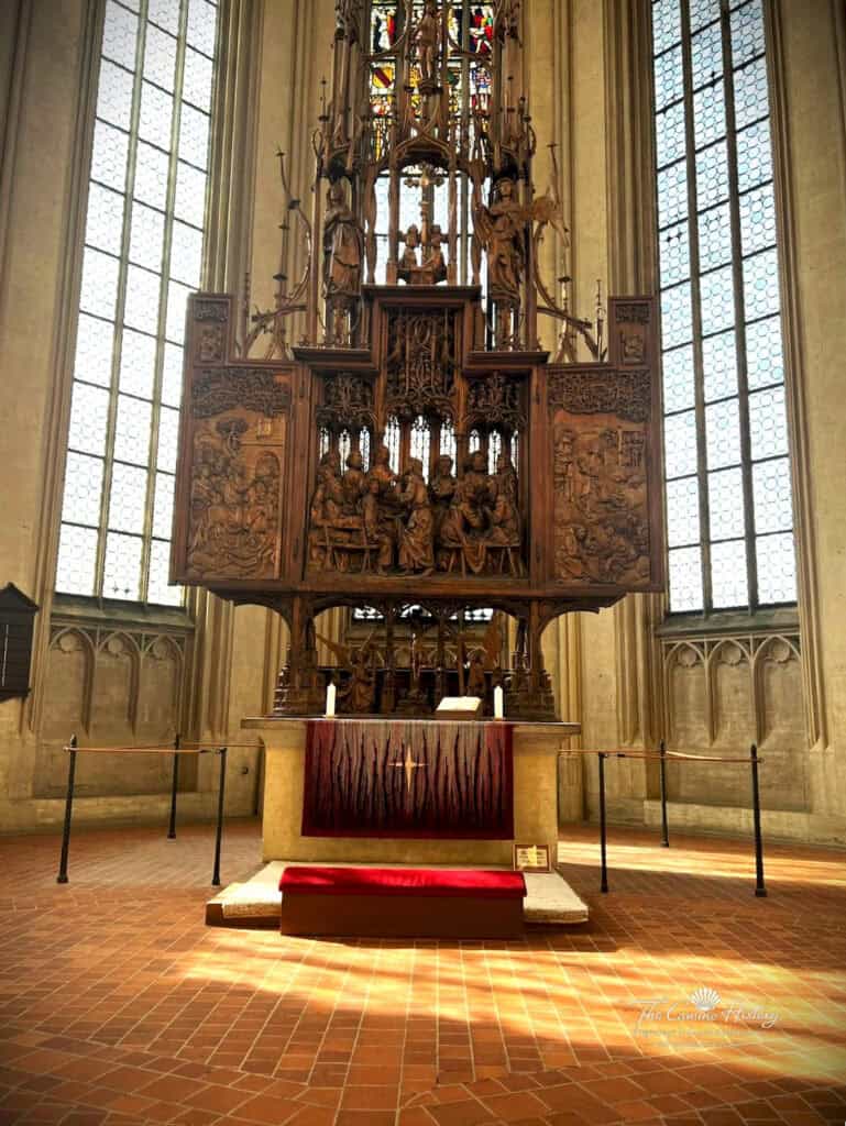 Der Heiligblut-Altar von Tilman Riemenschneider in der Kirche St. Jakob.