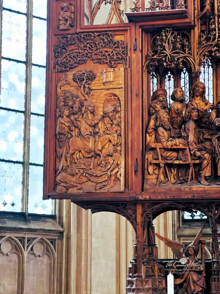 Jesu Einzug in Jerusalem, dargestellt im linken Flügel des Heiligblut-Altars.