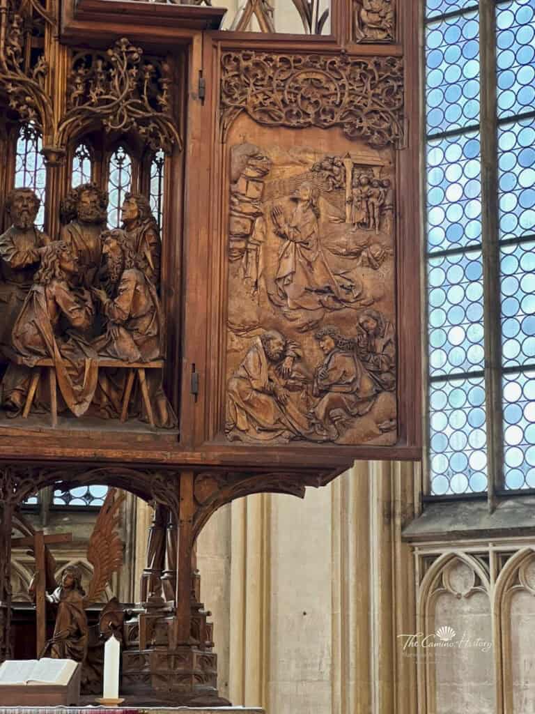 Die Ölbergszene, dargestellt im rechten Flügel des Heiligblut-Altars.