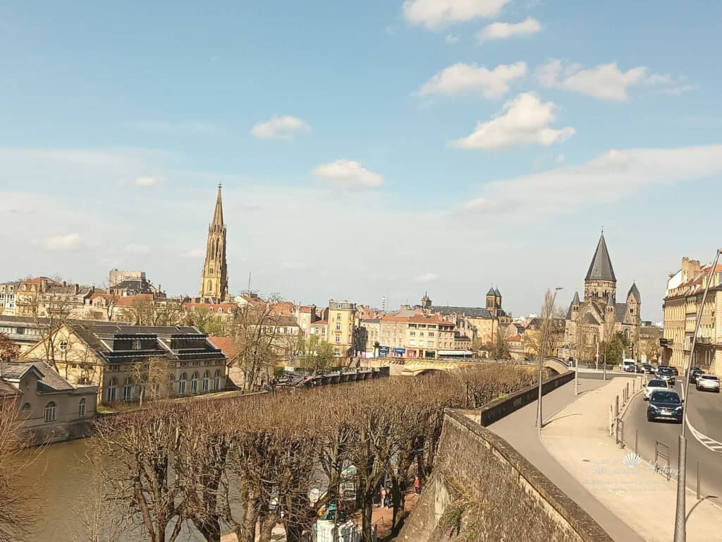 Panorama mit Kathedrale + Temple Neuf