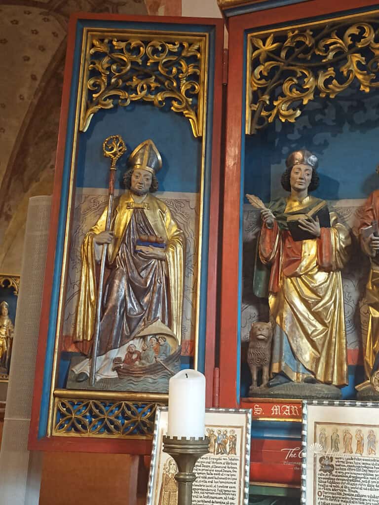 Der heilige Nikolaus auf dem linken Flügel des Markus-Matthias-Stephanus-Altars der Kirche St. Michael in Alken