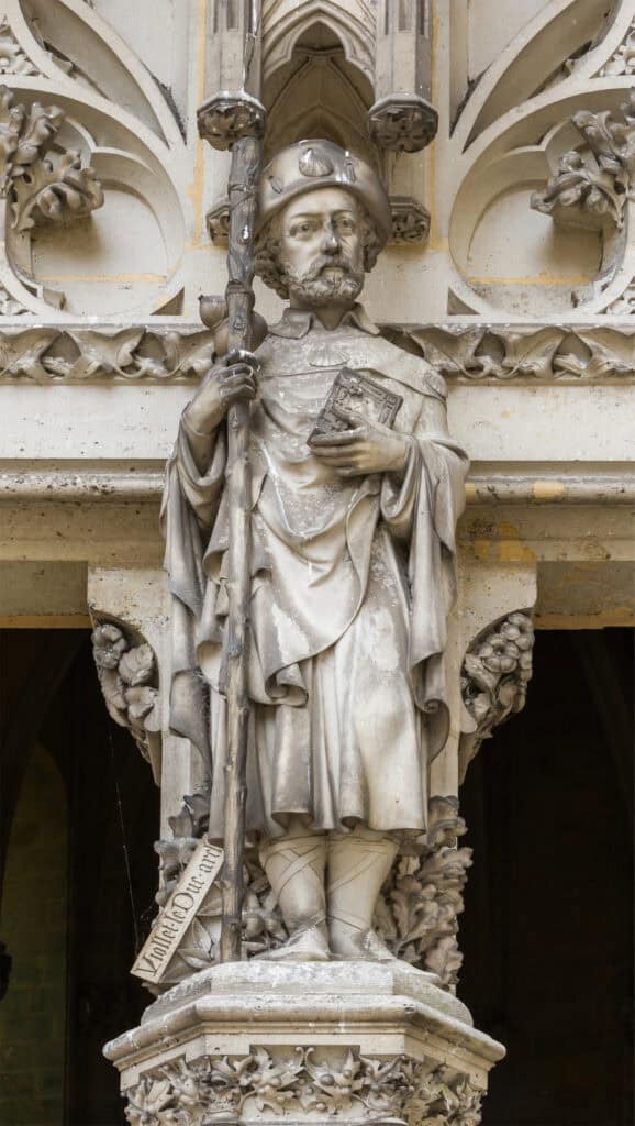 Statue des Apostels Jakobus mit Pilgerstab und Muschel an einer Kirchenfassade